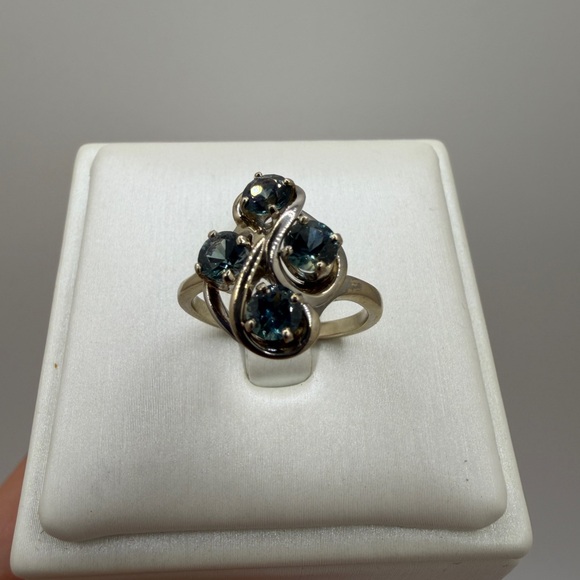 Vintage four 4mm round cut possibleblue sapphires in 14kt white gold ring!